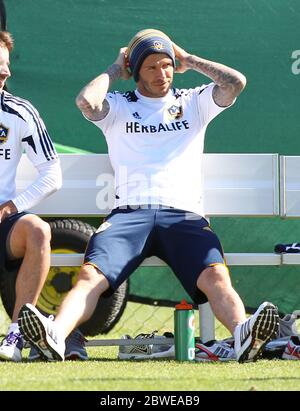 David Beckham NON ESCLUSIVO guarda la Los Angeles Galaxy in un match pre stagione con Chivas USA a Carson, California. Credito obbligatorio ©Headlinephoto.co.uk Los Angeles +1 (818) 641-7413 London +44 7807640553 photos@headlinephoto.co.uk http://www.headlinephoto.co.uk Foto Stock