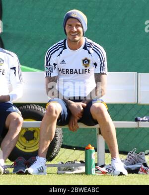 David Beckham NON ESCLUSIVO guarda la Los Angeles Galaxy in un match pre stagione con Chivas USA a Carson, California. Credito obbligatorio ©Headlinephoto.co.uk Los Angeles +1 (818) 641-7413 London +44 7807640553 photos@headlinephoto.co.uk http://www.headlinephoto.co.uk Foto Stock