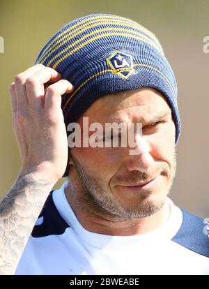 David Beckham NON ESCLUSIVO guarda la Los Angeles Galaxy in un match pre stagione con Chivas USA a Carson, California. Credito obbligatorio ©Headlinephoto.co.uk Los Angeles +1 (818) 641-7413 London +44 7807640553 photos@headlinephoto.co.uk http://www.headlinephoto.co.uk Foto Stock