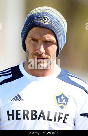 David Beckham NON ESCLUSIVO guarda la Los Angeles Galaxy in un match pre stagione con Chivas USA a Carson, California. Credito obbligatorio ©Headlinephoto.co.uk Los Angeles +1 (818) 641-7413 London +44 7807640553 photos@headlinephoto.co.uk http://www.headlinephoto.co.uk Foto Stock