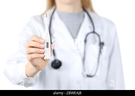 Vista frontale ravvicinata delle mani del medico che mostrano il termometro isolato su sfondo bianco Foto Stock