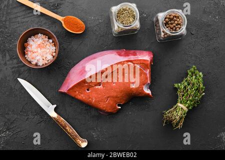 Fegato di manzo fresco crudo con spezie ed erbe Foto Stock