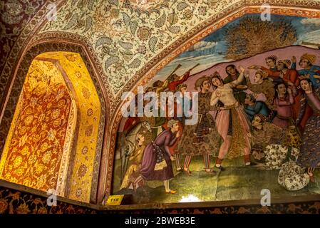 Affresco raffigurante scene dell'antica Persia, Chehel Sotoun giardino persiano, patrimonio dell'umanità dell'UNESCO, Isfahan, Iran Foto Stock