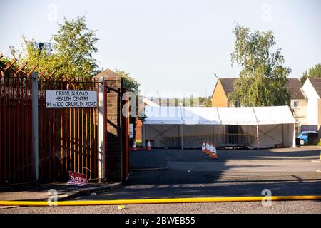 Crumlin Road Health Center Covid-19, centro di test accanto al Tribunale di Crumlin Road, dove i vigili del fuoco del servizio antincendio e di soccorso dell'Irlanda del Nord hanno affrontato un grande incendio all'interno del tribunale di Belfast, Irlanda del Nord. Foto Stock