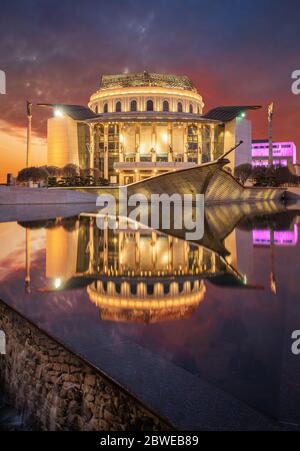 Budapest, Ungheria - Teatro Nazionale (Nemzeti Szinhaz) di Ungheria con un tramonto spettacolare e colorato sopra in primavera Foto Stock