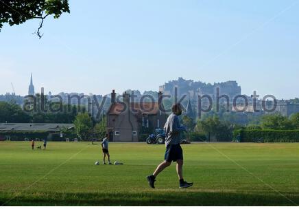 Edimburgo, Scozia, Regno Unito. 1 Giugno 2020. La gente si gode il luminoso, soleggiato e chiaro mattina presto a Inverleith Park, con una vista sul Castello di Edimburgo. Credit: Craig Brown/Alamy Live News Foto Stock