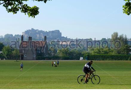 Edimburgo, Scozia, Regno Unito. 1 Giugno 2020. La gente si gode il luminoso, soleggiato e chiaro mattina presto a Inverleith Park, con una vista sul Castello di Edimburgo. Credit: Craig Brown/Alamy Live News Foto Stock