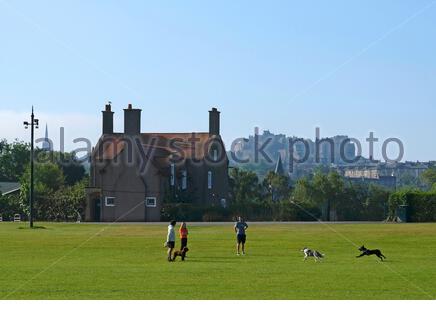 Edimburgo, Scozia, Regno Unito. 1 Giugno 2020. La gente si gode il luminoso, soleggiato e chiaro mattina presto a Inverleith Park, con una vista sul Castello di Edimburgo. Credit: Craig Brown/Alamy Live News Foto Stock