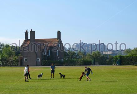 Edimburgo, Scozia, Regno Unito. 1 Giugno 2020. La gente si gode il luminoso, soleggiato e chiaro mattina presto a Inverleith Park, con una vista sul Castello di Edimburgo. Credit: Craig Brown/Alamy Live News Foto Stock