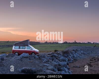 Garrettstown, Cork, Irlanda. 01 Giugno 2020. Un camper parcheggiato durante la notte vicino alla spiaggia di Garrettstown, Co. Cork, Irlanda durante il fine settimana delle vacanze in banca. Tempo per le feste di banca Lunedi è bello e soleggiato con tempetures per raggiungere 22-26 gradi Celcius. - credito; David Creedon / Alamy Live News Foto Stock