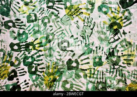 Presioni a mano verde su sfondo bianco come parte della bandiera pakistana Foto Stock