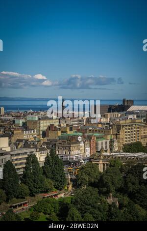 Vista su Princess Street e sui giardini dai bastioni del Castello di Edimburgo. Foto Stock