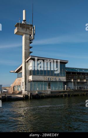 Vista sul faro, torre operativa del porto centrale. Nel villaggio di Nida sulla spiedia curoniana in Lituania. Foto Stock