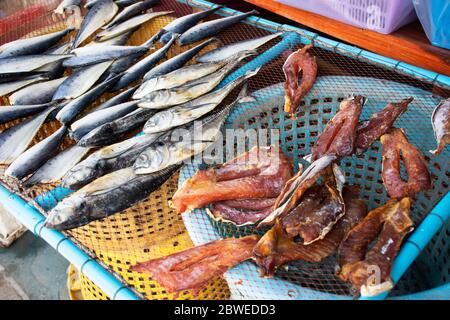 Pesce sole essiccato per conserve alimentari su setaccio in filo all'aperto per la vendita cliente nel negozio di mercato locale del villaggio di pescatori di Ban Bang Krachao a Samut Sakhon, Foto Stock