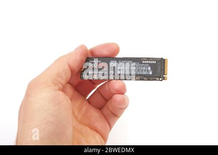 Scheda di circuito di un SSD tenuto in mano Foto Stock