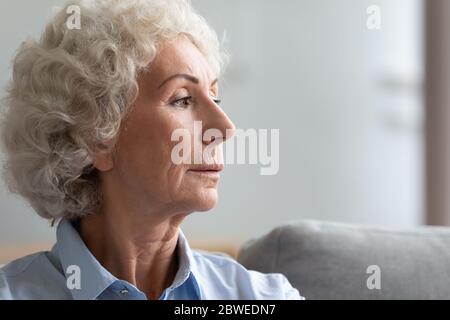 Vista closeup del profilo della faccia della donna anziana Foto Stock