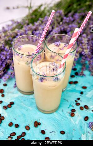 Caffè ghiacciato estivo con lavanda in vetro Foto Stock