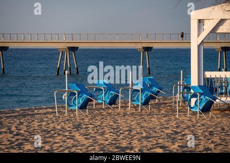 Bar sulla spiaggia chiuso con sedie blu Foto Stock