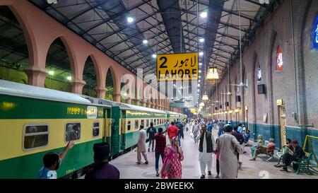 I passeggeri in attesa del treno alla stazione di Lahore, Pakistan, la notte 03/05/2019 Foto Stock