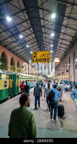 I passeggeri in attesa del treno alla stazione di Lahore, Pakistan, la notte 03/05/2019 Foto Stock