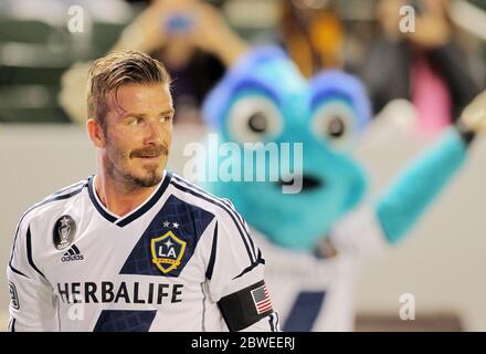 David Beckham è allietato da LA Galaxy mascotte 'Cosmos' durante il gioco MLS con San Jose terremoti al Home Depot Center, Carson, California. 23 maggio 2012 Foto Stock