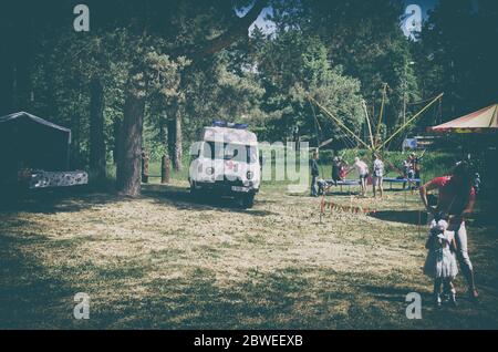 Pushkinskiye Gory, Oblast di Pskov, Russia - 03 giugno 2018: Un'ambulanza in servizio durante un evento pubblico Foto Stock