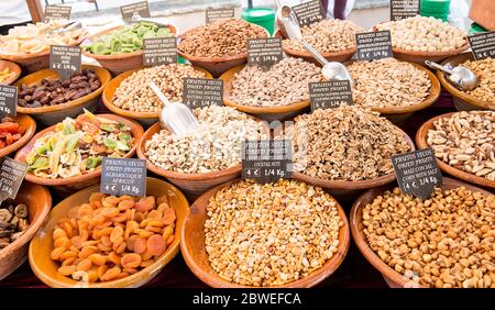 Selezione di frutta secca e frutta secca in vendita al mercato di Sineu, Maiorca, Spagna. Foto Stock