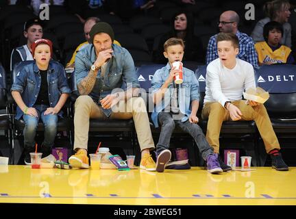 David Beckham porta i suoi ragazzi a guardare Los Angeles Lakers contro Phoenix Suns gioco allo Staples Center, Los Angeles, California. 16 novembre 2012 Foto Stock