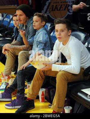 David Beckham porta i suoi ragazzi a guardare Los Angeles Lakers contro Phoenix Suns gioco allo Staples Center, Los Angeles, California. 16 novembre 2012 Foto Stock