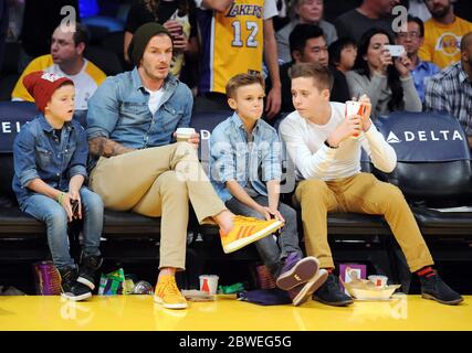 David Beckham porta i suoi ragazzi a guardare Los Angeles Lakers contro Phoenix Suns gioco allo Staples Center, Los Angeles, California. 16 novembre 2012 Foto Stock