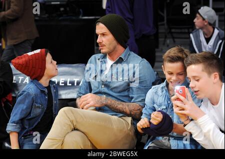 David Beckham porta i suoi ragazzi a guardare Los Angeles Lakers contro Phoenix Suns gioco allo Staples Center, Los Angeles, California. 16 novembre 2012 Foto Stock