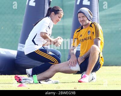 David Beckham ha applicato ghiaccio alla sua zona inguine da una allenatrice femminile durante una sessione di allenamento Los Angeles Galaxy. David fu Unito dai figli Romeo e Cruz, Carson, California.21 novembre 2012 Foto Stock