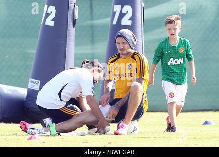 David Beckham ha applicato ghiaccio alla sua zona inguine da una allenatrice femminile durante una sessione di allenamento Los Angeles Galaxy. David fu Unito dai figli Romeo e Cruz, Carson, California.21 novembre 2012 Foto Stock