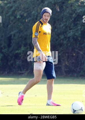 David Beckham ha applicato ghiaccio alla sua zona inguine da una allenatrice femminile durante una sessione di allenamento Los Angeles Galaxy. David fu Unito dai figli Romeo e Cruz, Carson, California.21 novembre 2012 Foto Stock