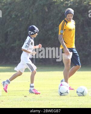 David Beckham ha applicato ghiaccio alla sua zona inguine da una allenatrice femminile durante una sessione di allenamento Los Angeles Galaxy. David fu Unito dai figli Romeo e Cruz, Carson, California.21 novembre 2012 Foto Stock