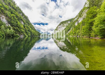 Acqua cristallina in un lago forestale con alberi di pino, passo estivo di montagna. Vista sul lago di montagna verde, freschezza e tranquillità. Foto Stock