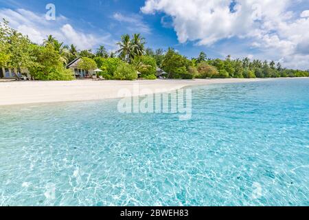 Maldive paesaggio. Spiaggia tropicale, mare blu e palme e sabbia bianca, vacanza estiva e concetto di sfondo vacanza. Esotico Foto Stock