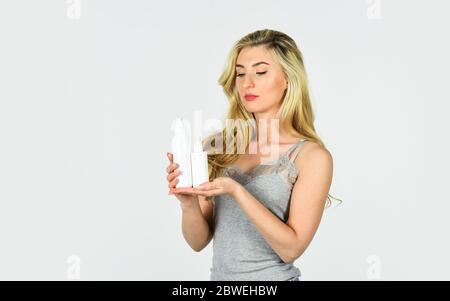 presentazione del prodotto. Gel disinfettante antibatterico per le mani. Pulizia delle mani con gel igienizzante. Donna che presenta spray per lavaggio a mano a base di alcol. Misura di igiene preventiva contro il coronavirus. Foto Stock