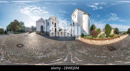 Visualizzazione panoramica a 360 gradi di Panorama hdri completamente sferico senza giunture a 360 gradi nel cortile vicino chiesa ortodossa in proiezione equirettangolare con zenith e nadir, contenuti VR