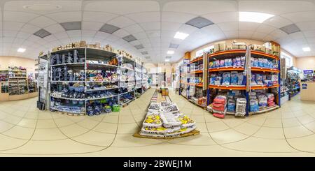 Visualizzazione panoramica a 360 gradi di MINSK, BELARUS - MAY, 2019: Panoramica hdri senza giunture a 360 gradi all'interno del magazzino dei materiali da costruzione in equirectangula