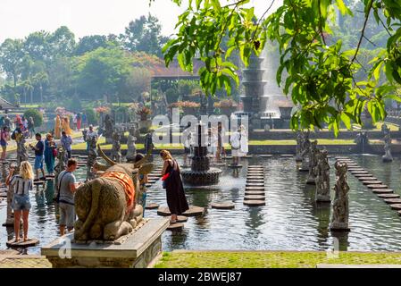 BALI, INDONESIA - 30 novembre 2019: Turisti in Water Palace di Tirta Gangga a Bali Est, Indonesia Foto Stock