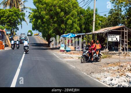 BALI, INDONESIA - 30 novembre 2019: Traffico scooter sulla strada di Bali. Indonesia Foto Stock