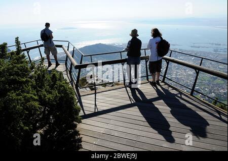 Vacanze in tempi della pandemia coronavirus. Archivio foto: Escursionisti, turisti, escursionisti, turismo, turisti, turisti godono della vista da una piattaforma su Table Mountain, Table Mountain, Città del Capo, Città del Capo, Sud Africa, Africa. © SVEN SIMON, Prinzess-Luise-Str. 41 N. 45479 Muelheim/| utilizzo in tutto il mondo Foto Stock