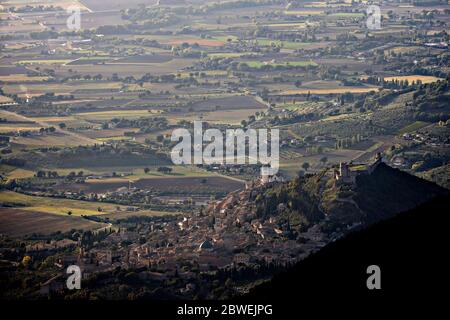 Assisi vista dall'alto, incorniciata dal Monte Subasio, che mostra tutta la pianura davanti ad essa Foto Stock