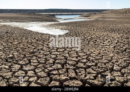 Selset Reservoir, Lunedale, County Durham, Regno Unito. 1 Giugno 2020. Regno Unito Meteo. Dopo il maggio più arido sulla registrazione, insieme con i lavori di riparazione a valle, le coste spianate e spaccate del serbatoio Selset cuocere sotto un sole caldo. Credit: David Forster/Alamy Live News Foto Stock