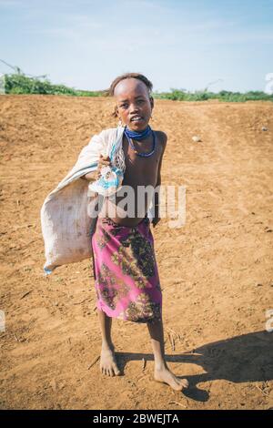 Omorate, Valle dell'Omo, Etiopia - 11 maggio 2019: Ritratto di ragazza della tribù africana Dasanesh. I Daasanach sono gruppi etnici Cushitici che vivono in Ethi Foto Stock