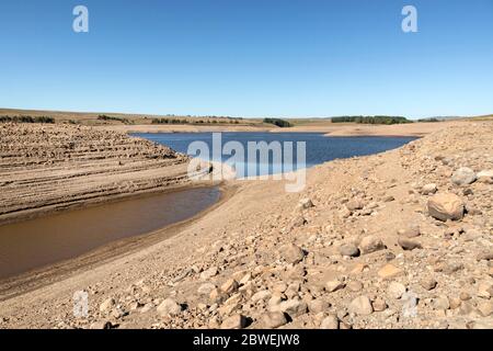 Selset Reservoir, Lunedale, County Durham, Regno Unito. 1 Giugno 2020. Regno Unito Meteo. Dopo il maggio più arido sulla registrazione, insieme con i lavori di riparazione a valle, le coste spianate e spaccate del serbatoio Selset cuocere sotto un sole caldo. Credit: David Forster/Alamy Live News Foto Stock