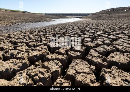 Selset Reservoir, Lunedale, County Durham, Regno Unito. 1 Giugno 2020. Regno Unito Meteo. Dopo il maggio più arido sulla registrazione, insieme con i lavori di riparazione a valle, le coste spianate e spaccate del serbatoio Selset cuocere sotto un sole caldo. Credit: David Forster/Alamy Live News Foto Stock