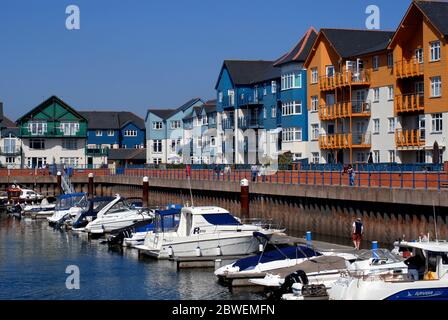 Harborside abitazioni, Exmouth, Devon, Inghilterra, con molte barche ormeggiate nel porto Foto Stock