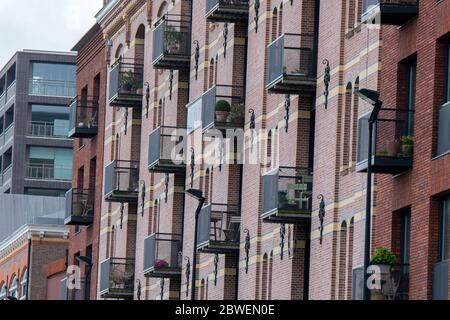 Balconi su una costruzione in piano al Veemkade ad Amsterdam Olanda 3 aprile 2020 Foto Stock